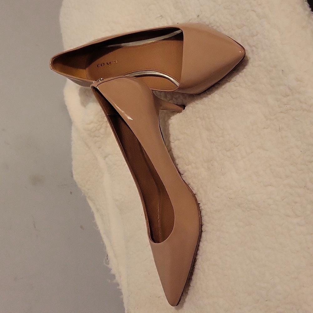 Pump heel
